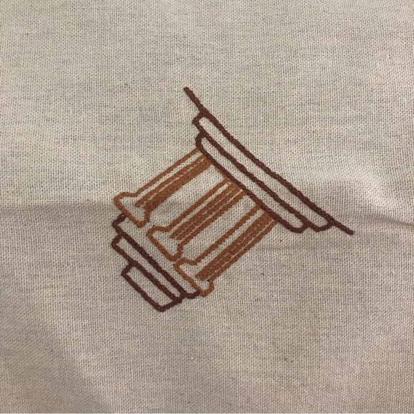 New Italian imported embroidered tablecloth - Picture 3 of 5